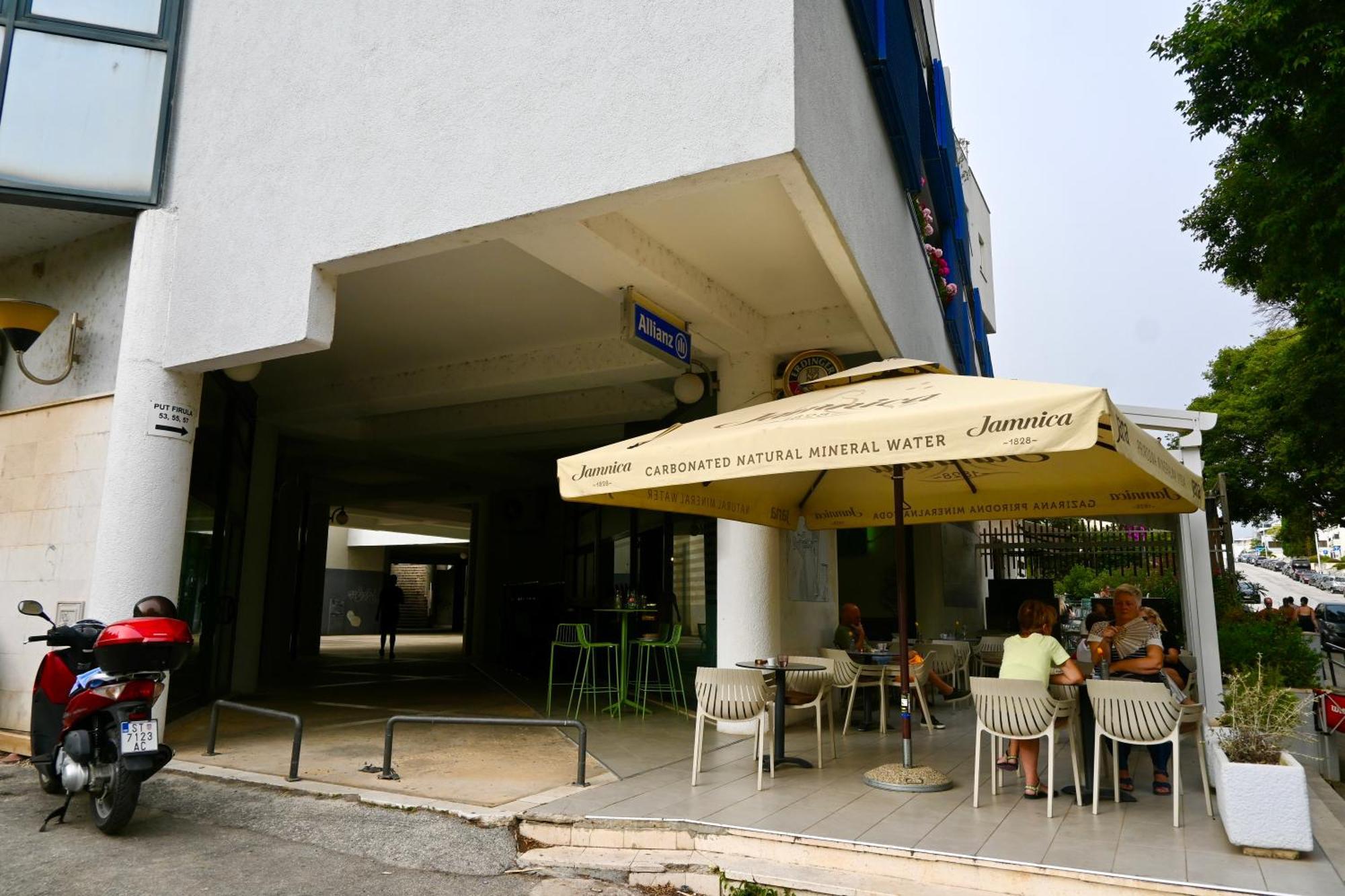 Apartman Firula *
